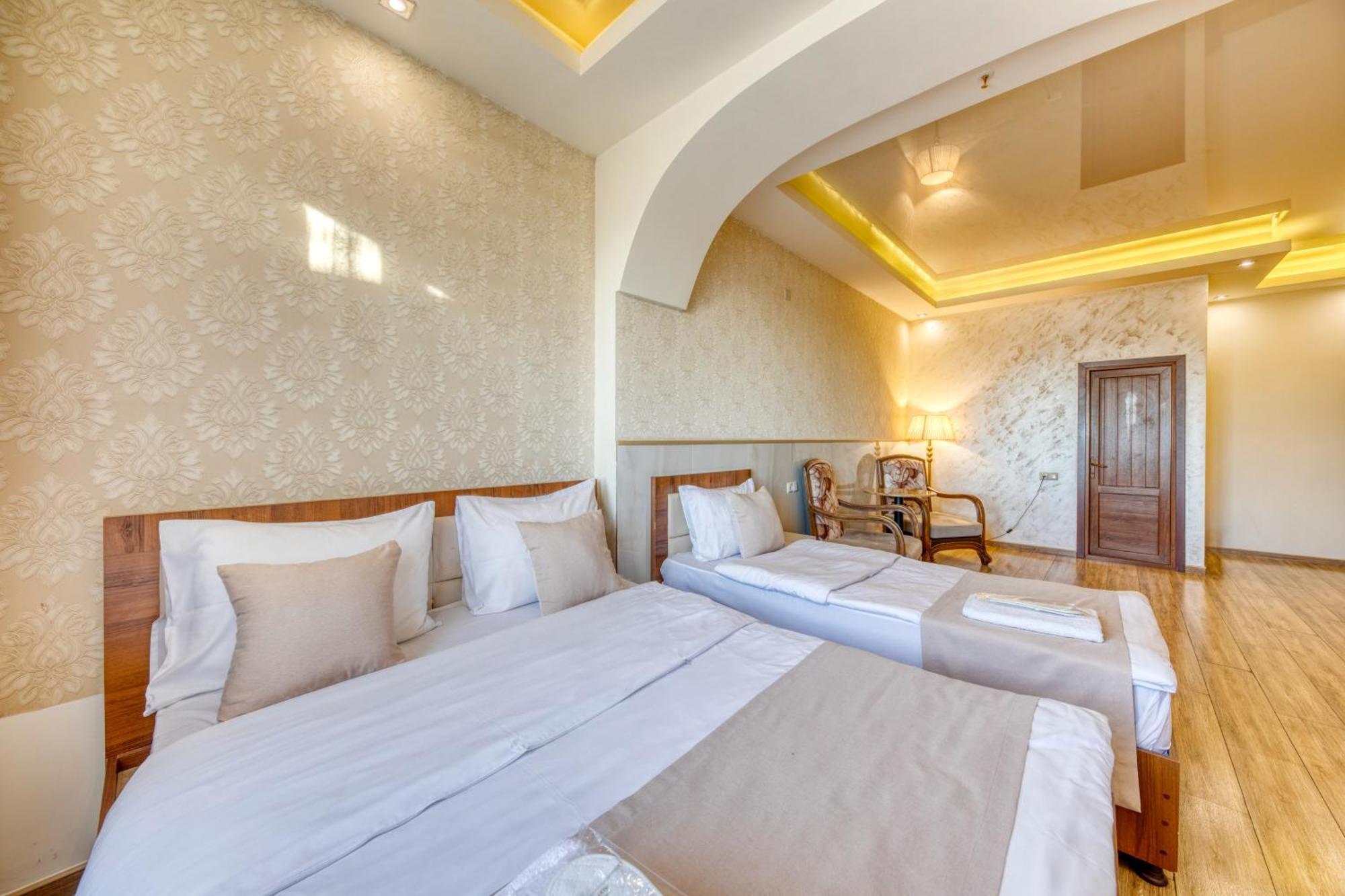 Aleppo Hotel Jerevan Buitenkant foto