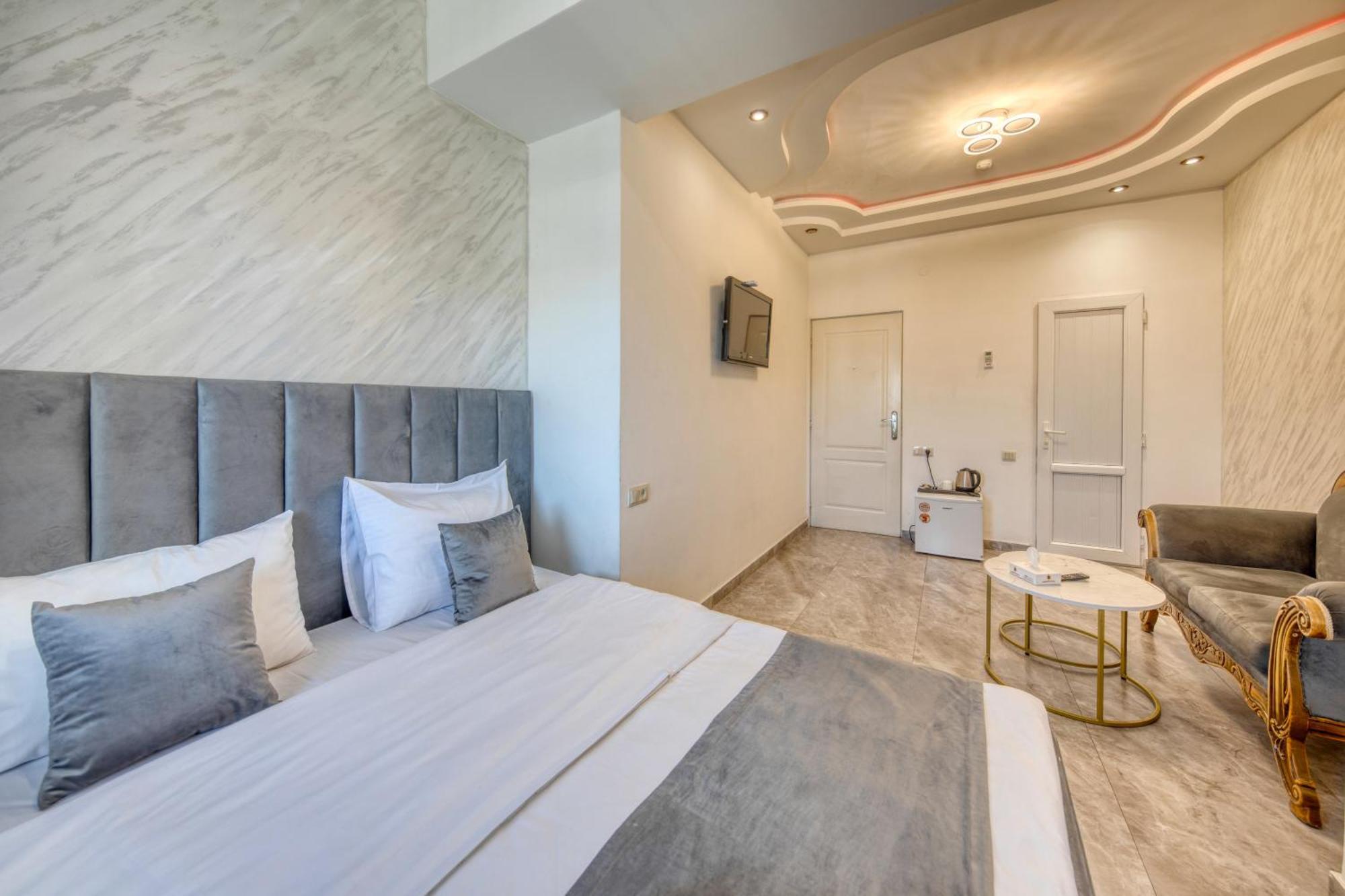 Aleppo Hotel Jerevan Buitenkant foto