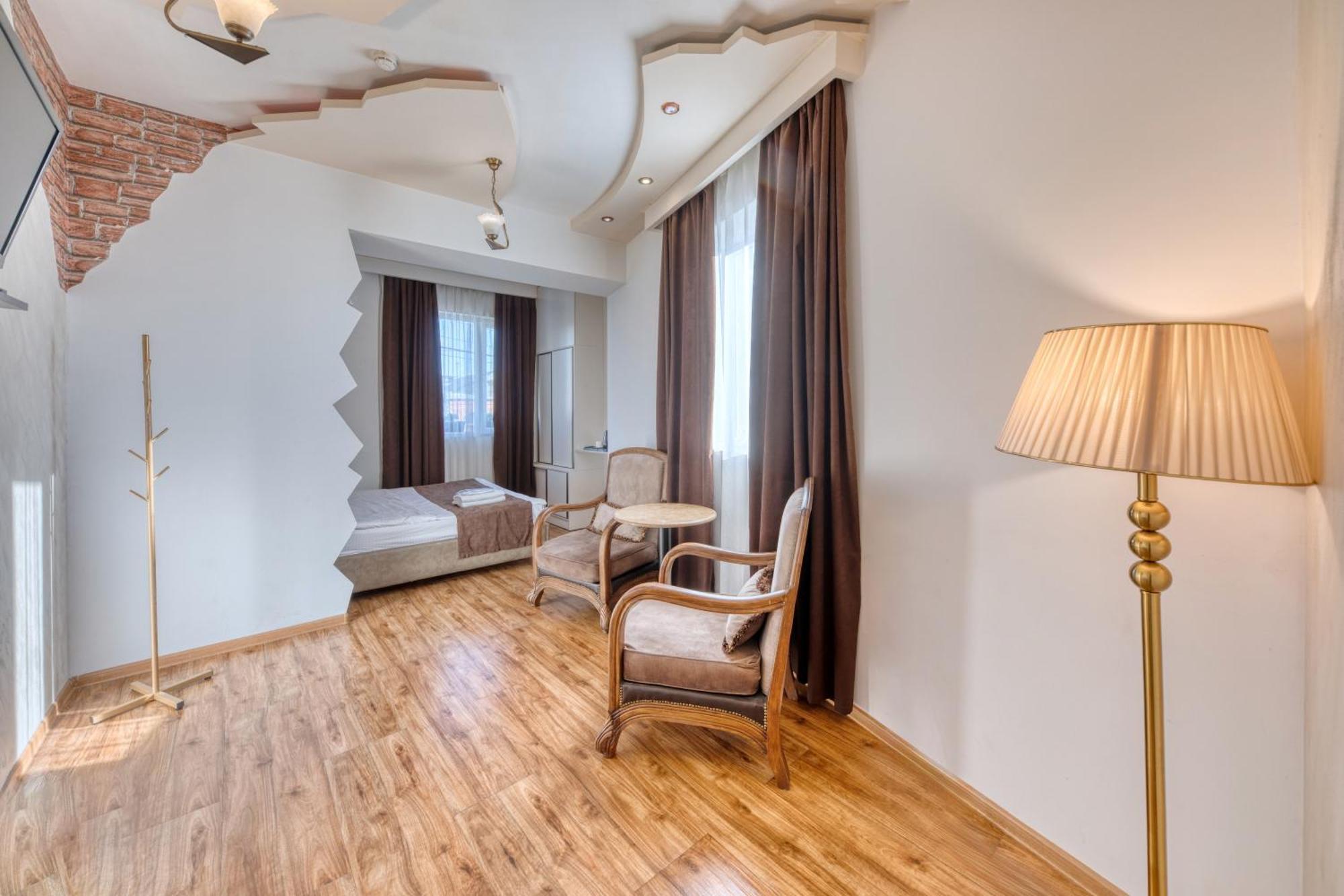 Aleppo Hotel Jerevan Buitenkant foto