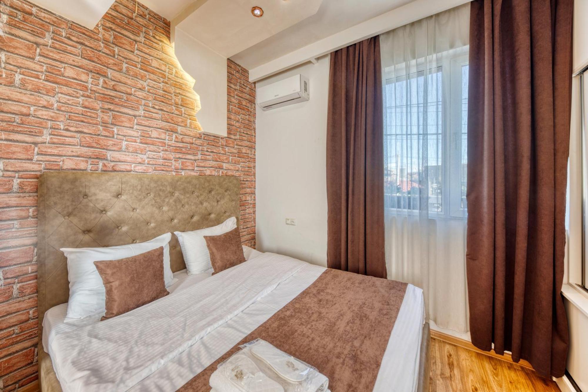 Aleppo Hotel Jerevan Buitenkant foto