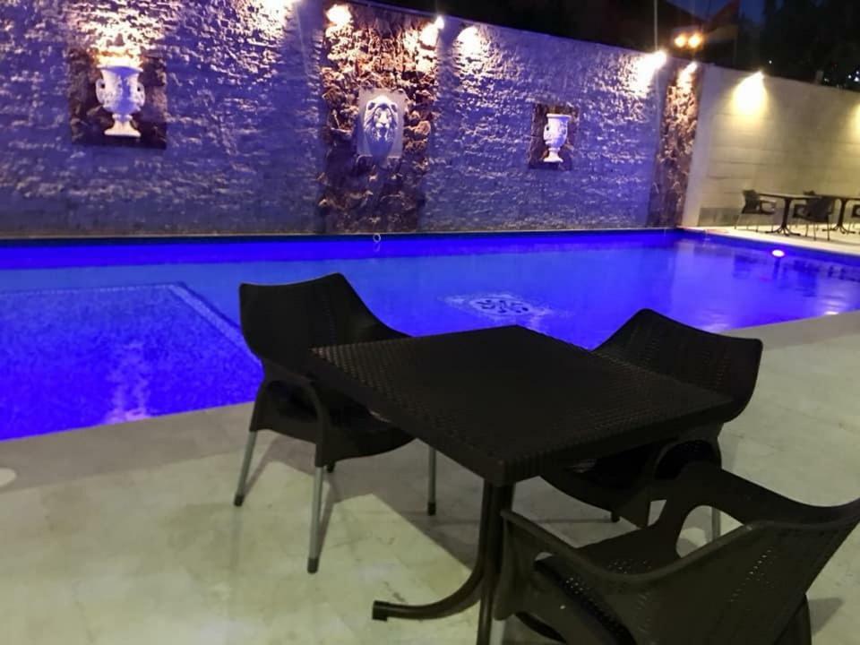 Aleppo Hotel Jerevan Buitenkant foto